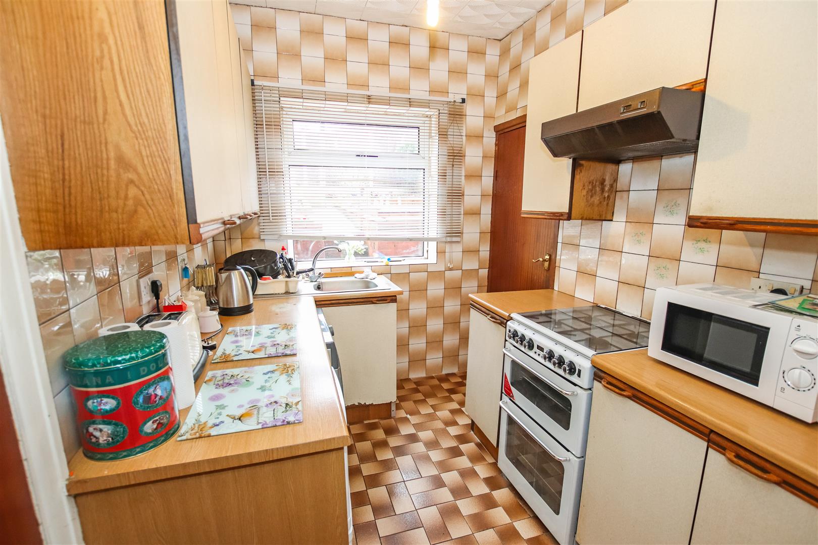 FITTED KITCHEN